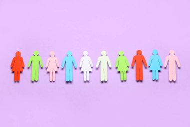 Eflatun arka planda kağıt insan figürleri. Çeşitlilik ve kapsama kavramı