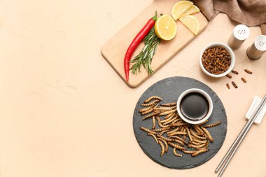 Kırmızı biberli, limonlu ve bej arka planda soya soslu farklı kızarmış kurtçuklar.