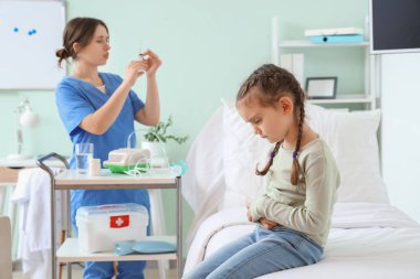 Klinikte midesi ağrıyan küçük bir kız.