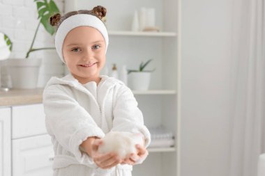 Banyoda köpüren küçük kız.