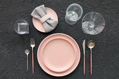 Siyah arkaplanda şık masa ayarları. Üst görünüm