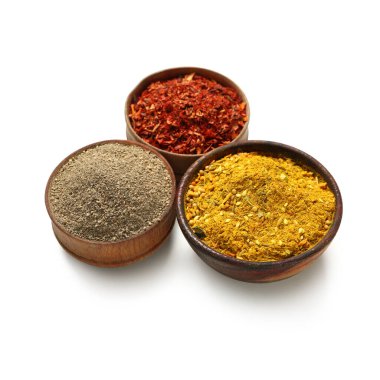 Beyaz arka planda izole edilmiş aromatik baharatlı ahşap kaseler.