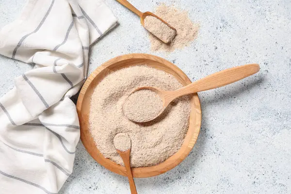 Hafif grunge arka planda psyllium kabuk pudrası ile kase