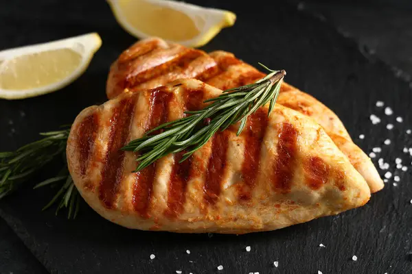 Lezzetli ızgara tavuk göğsü ve biberiye, yakın plan.