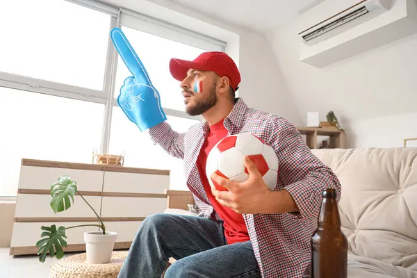 Futbol fanatiği evde televizyon izliyor