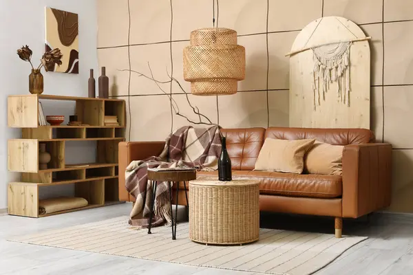 Rahat bir kanepe, raf ünitesi ve şişesi oturma odasının içinde.