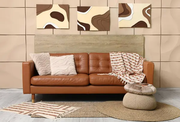 Oturma odasının iç tarafında rahat bir kanepe ve dergi var.