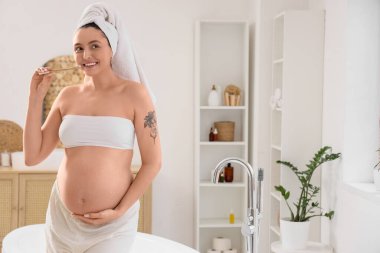 Hamile kadın banyoda diş fırçalama