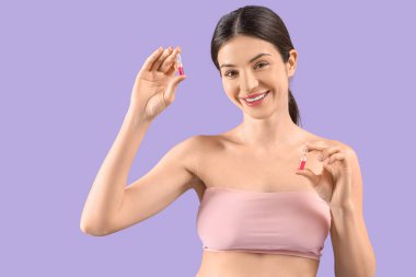 Leylak arkaplanlı güzel bir genç kadın.