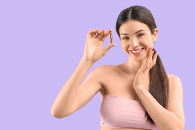 Leylak arka planında ampul olan güzel bir genç kadın.