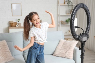 Evde video kaydeden tatlı bir kız.