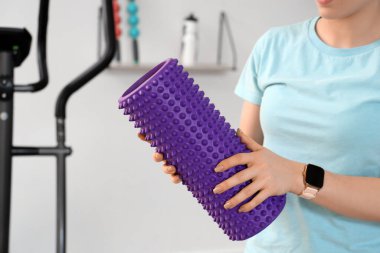 Spor salonunda köpüklü tekerlekli sandalyesi olan sportif bir kadın, yakın plan.