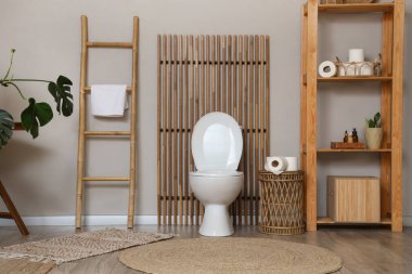 Tuvaletin içinde klozet, raf ünitesi ve merdiven var.