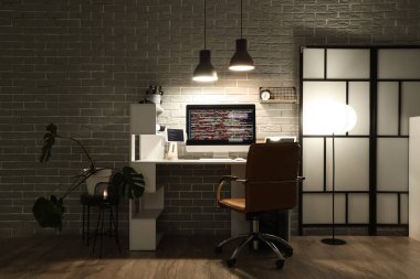 Çalışma yeri, katlama ekranı ve parlayan lambaları olan karanlık programcı ofisinin içi.