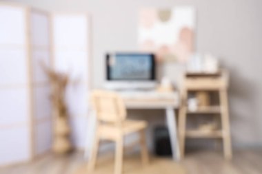 Ofisin bulanık görünümü, fotoğrafçının çalışma yeri ve katlama ekranı.