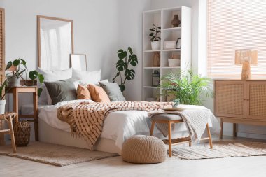 Modern şık, hafif yatak odasının içi.