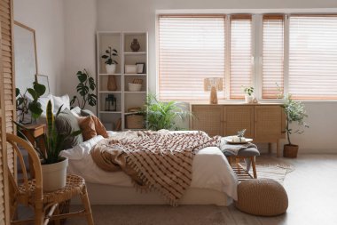 Modern şık, hafif yatak odasının içi.