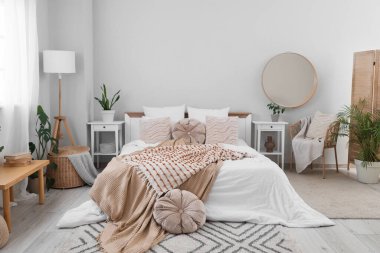 Modern şık, hafif yatak odasının içi.