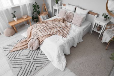 Modern şık, hafif yatak odasının içi.