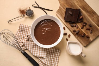 Bej arka planda erimiş çikolatalı kase. Üst görünüm