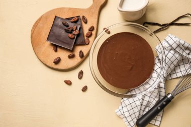 Bej arka planda erimiş çikolatalı kase. Üst görünüm