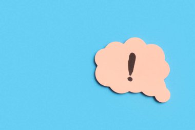 Renk arkaplanında ünlem işareti olan konuşma balonu