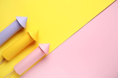 Renkli arka planda havai fişekler