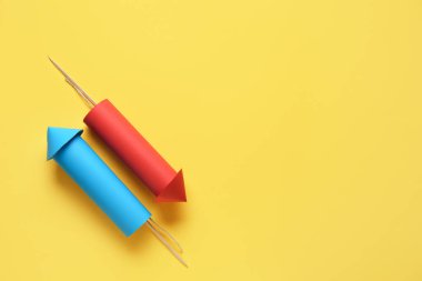 Sarı arka planda mavi ve kırmızı havai fişekler