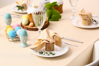 Boyalı yumurtalar, Paskalya pastası ve yeşil tavşanlı şenlikli Paskalya sofrası. Yakın çekim.