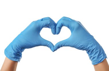 Tıbbi eldivenli kadın elleri beyaz arka planda kalp hareketi yapıyor.