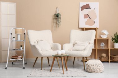 Koltukları, merdiveni ve raf ünitesi olan şık bir oda.