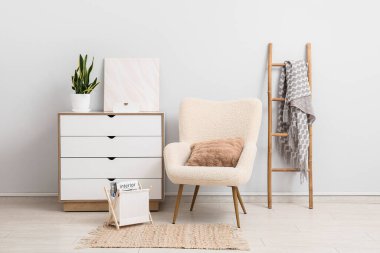 Koltuğu, klozeti ve ahşap merdiveni olan şık bir oda.