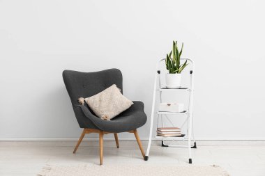 Koltuklu ve basamaklı dekorlu şık bir oda.