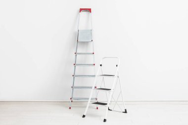 Beyaz duvarın yanında bakım merdivenleri