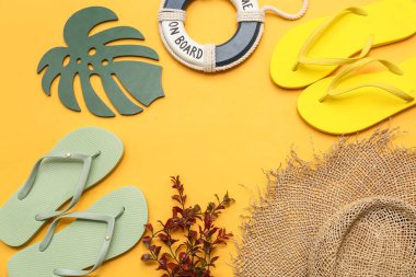 Can simidinden yapılmış çerçeve, parmak arası terlikler ve sarı arka planda hasır şapka. Yaz konsepti