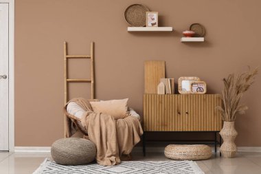 Hasır koltuğu, merdiveni ve klozeti olan oturma odasının içinde.