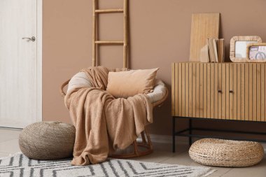 Hasır koltuğu, merdiveni ve klozeti olan oturma odasının içinde.