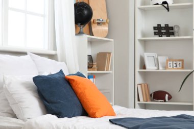 Genç kızların odasındaki yumuşak yastıklar