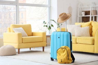 Oturma odasında çantalı ve çantalı bir şapka.