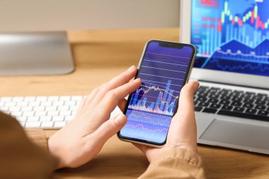 Ofiste cep telefonuyla çalışan kadın tüccar, yakın plan.