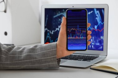 Ofiste cep telefonuyla çalışan kadın tüccar, yakın plan.