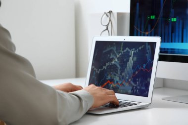 Ofiste dizüstü bilgisayarla çalışan erkek tüccar, yakın plan.