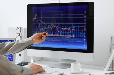 Ofiste bilgisayarla çalışan erkek tüccar, yakın plan.