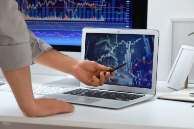 Ofiste dizüstü bilgisayarla çalışan erkek tüccar, yakın plan.