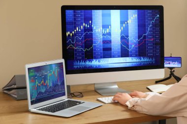 Ofiste bilgisayarla çalışan bir kadın tüccar.