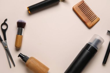 Bej arkaplanda erkek tıraş aksesuarlarından yapılmış çerçeve