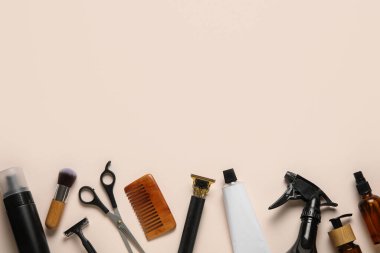 Bej arka planda erkek traş aksesuarları.