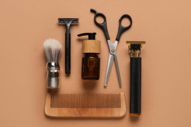 Kahverengi arka planda erkek tıraş aksesuarları.