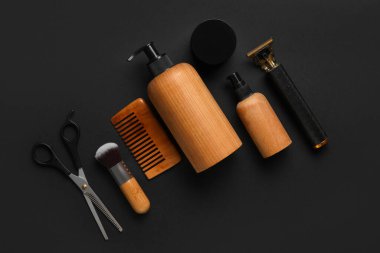 Siyah arka planda erkek traş aksesuarları.