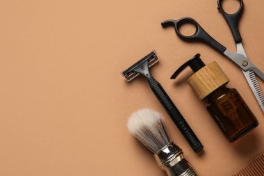 Kahverengi arka planda erkek tıraş aksesuarları.